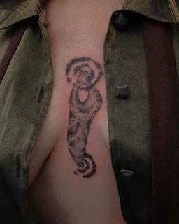 Blackwork abstract form tattoo by @2can.tattooer