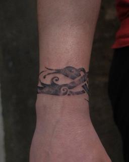 Blackwork abstract band tattoo by @2can.tattooer