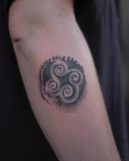 Blackwork triple spiral tattoo by @2can.tattooer