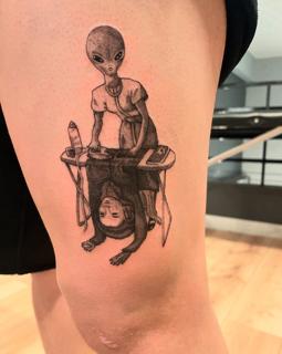 Illustrative alien ironing tattoo by @ilias_nyxta