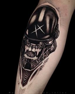 Blackwork alien creature tattoo by @alexunderwood_tattoo