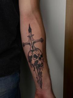 Illustrative blackwork dripping skull sword tattoo by @andyyy_ts