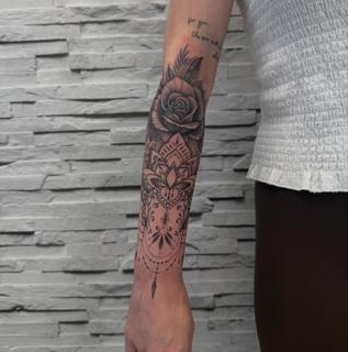 Blackwork floral mandala tattoo by @anna_tattooss