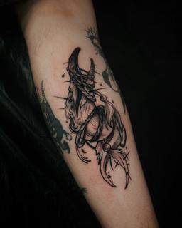Blackwork abstract crab tattoo by @lil_doublex
