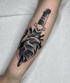 Illustrative dagger heart tattoo by @batter_tattooer