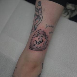 Blackwork heart locket tattoo by @bec_tattoo
