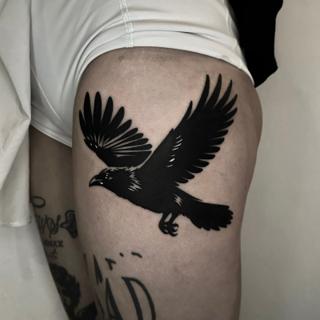 Blackwork flying raven tattoo by @beirxtt