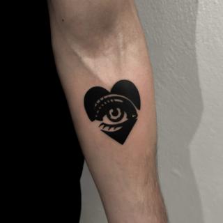 Blackwork eye heart tattoo by @beirxtt