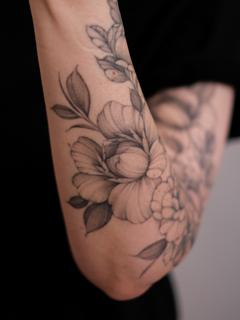 Blackwork floral design tattoo by @betstattoo