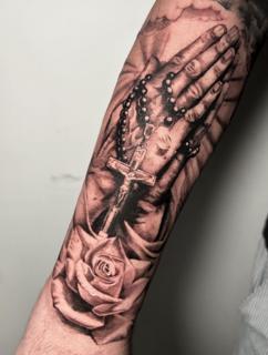 Realism praying hands tattoo by @skinnysinktattoo