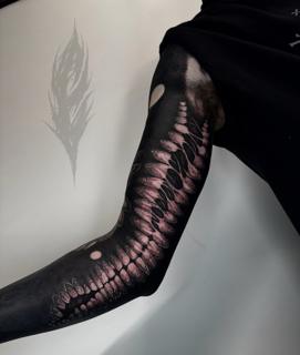 Blackout flesh scales tattoo by @charliegatestattoo