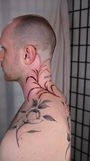 Illustrative floral vine tattoo by @itschloepeach