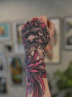 Neo-traditional mythical face floral tattoo by @chrishenriksen