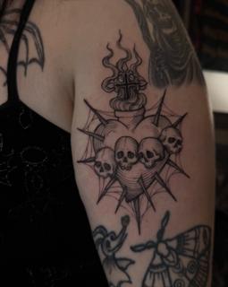 Blackwork skull heart tattoo by @creepycrawlertattoo