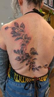 Illustrative floral birds tattoo by @daisy_tattooing