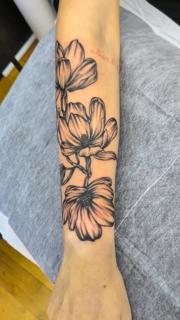 Illustrative floral vine tattoo by @truelinestattoo