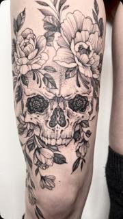 Blackwork floral skull tattoo by @elapour