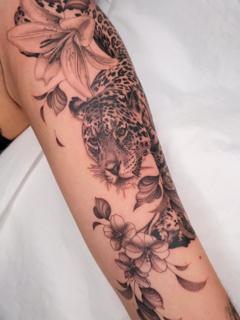 Realism leopard floral tattoo by @bethcribbintattoo