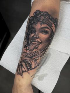 Realism woman with money tattoo by @ellecartelle
