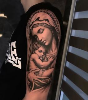 Realism mother and child tattoo by @erlindi_tattoo