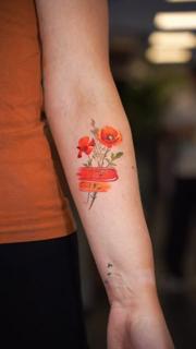 Illustrative color poppy flowers tattoo by @estertarabal