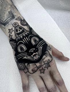 Traditional cartoon cat tattoo by @evxtattoo