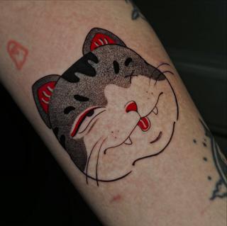 Illustrative smiling cat tattoo by @evanthiee