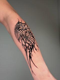 Blackwork abstract organic tattoo by @corvus_ntc