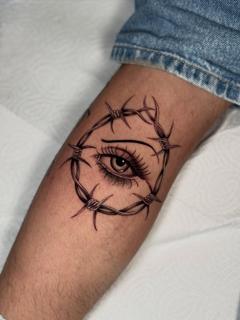 Illustrative eye barbed wire tattoo by @corvus_ntc