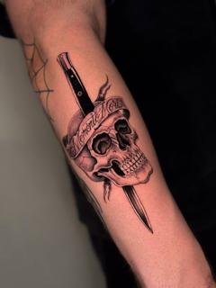 Blackwork memento mori skull tattoo by @corvus_ntc