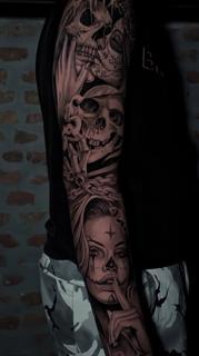 Realism skull and woman tattoo by @GiafkaTattoo33