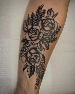 Blackwork floral roses tattoo by @frankiefasthands.ttt