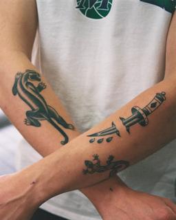Traditional dagger and lizard tattoo by @geonik.tattoo