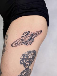Blackwork patterned saturn tattoo by @agave_tattoo