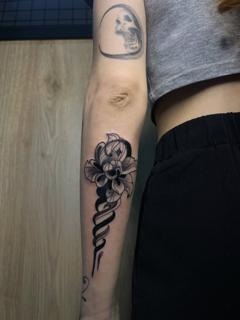 Blackwork floral snake tattoo by @lahaine_tattoo