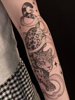 Blackwork leopard tattoo by @helle.ink
