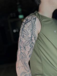 Illustrative centipede bramble tattoo by @izit_ink