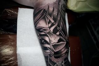 Blackwork hourglass ribbons tattoo by @straats_tatts