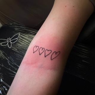 Minimalist hand-drawn hearts tattoo by @jammersink