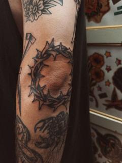 Blackwork crown of thorns tattoo by @flashntatz