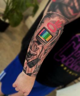 Illustrative tv head tattoo by @whoisjaybanq