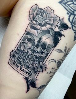 Illustrative blackwork skull lovers tarot tattoo by @katysars