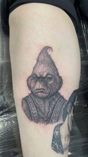 Illustrative grinch portrait tattoo by @kaynemctattoos