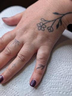 Fine line floral finger tattoo by @kellyneedles