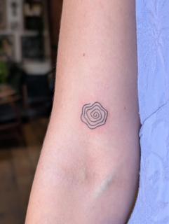 Fine line spiral pattern tattoo by @kellyneedles