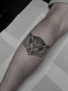 Neo-traditional traditional owl head tattoo by @kerieedwardstattoo