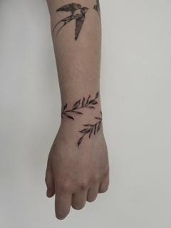 Fine line leaf bracelet tattoo by @kira_ludwig_tattoos