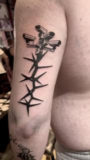 Blackwork cameras and barbed wire tattoo by @kona_trv