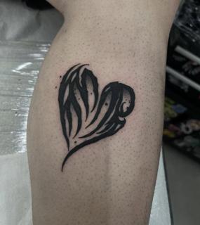 Blackwork abstract heart tattoo by @kona_trv
