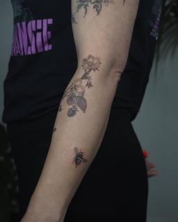 Fine line floral bee tattoo by @lionoflauratattoos